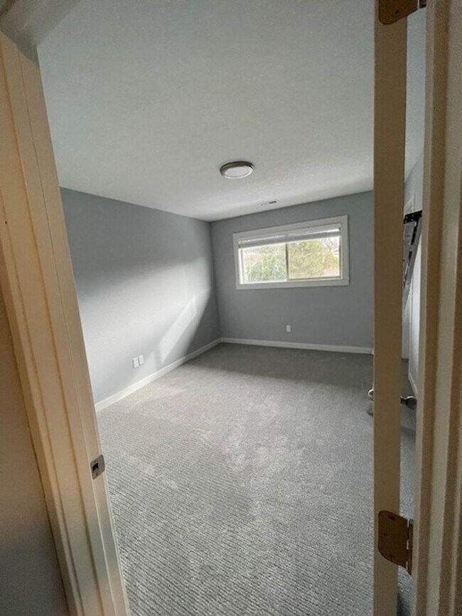 Building Photo - Beautiful Remodeled 3 bedroom 2.5 bathroom home waiting for you!