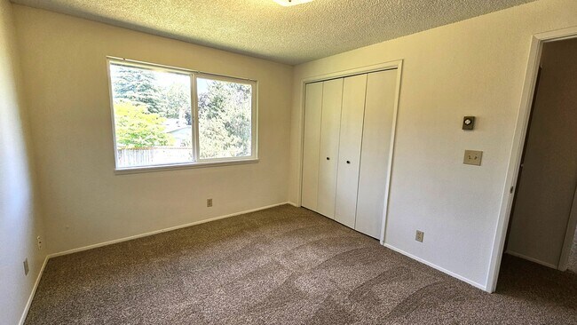 Building Photo - 1602 SE 145th Ct