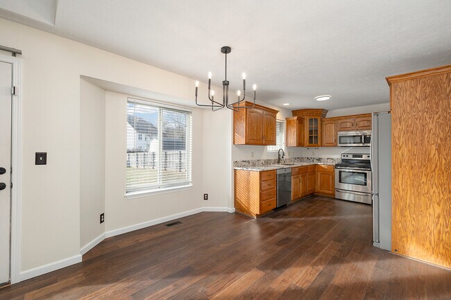 Building Photo - 647 S Meteor Ave