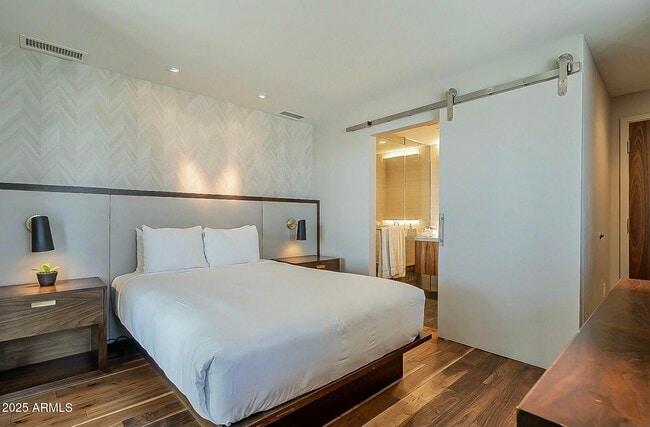 Building Photo - 5455 E Lincoln Dr