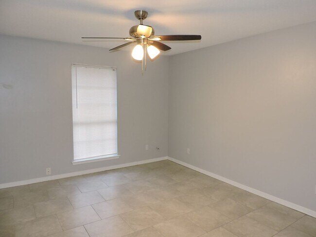 Building Photo - Convenient Northeast location!