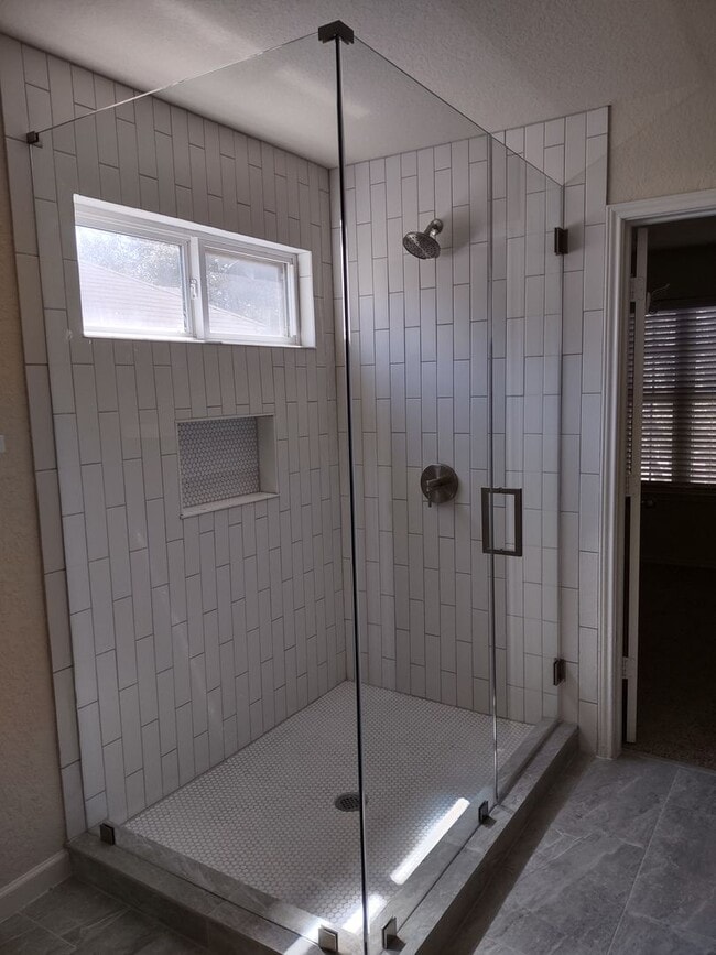Building Photo - Stunning 5 bedroom 3 full bath home in the...