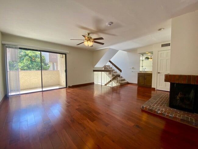 Building Photo - 3-Bedroom Townhome in Prime Calabasas Location