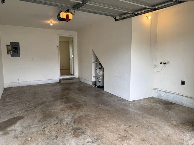 Building Photo - 2 bedroom 1.5 bathroom duplex in Springfield!