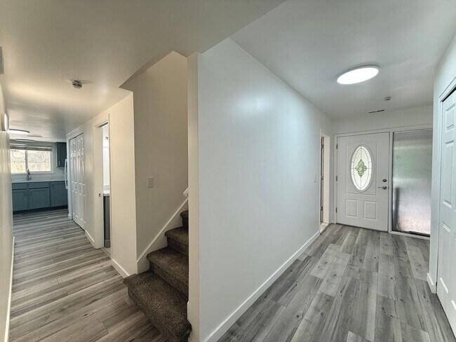 Building Photo - 3 Bedroom Home in Holladay Available August 1st