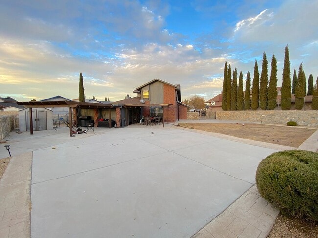Building Photo - East El Paso 4 bed Refrig A/C!