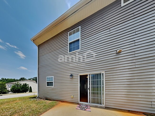 Building Photo - 11 Knoll Ridge Dr