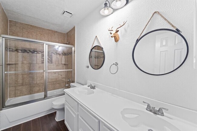 Building Photo - 3909 Greenwood Dr