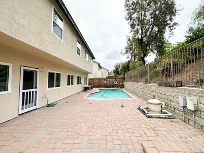 Building Photo - **STUNNING** 8 BEDROOM SOLAR HOME IN GATED...