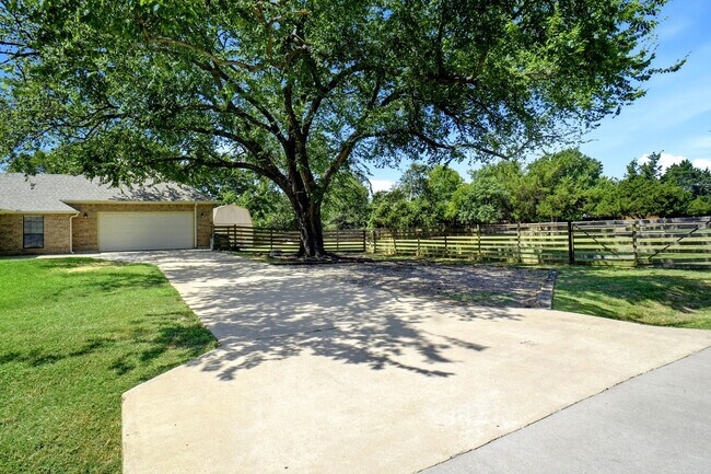 Building Photo - 2412 Emerald Cir