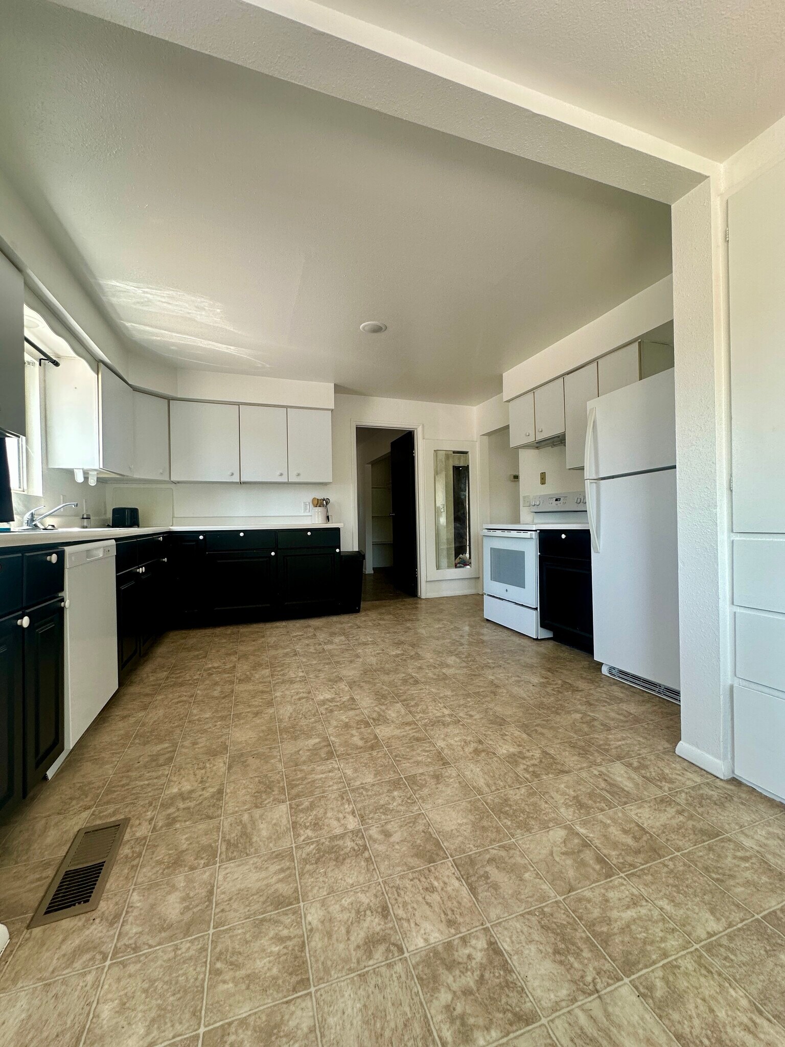 Kitchen - 309 N 200 W