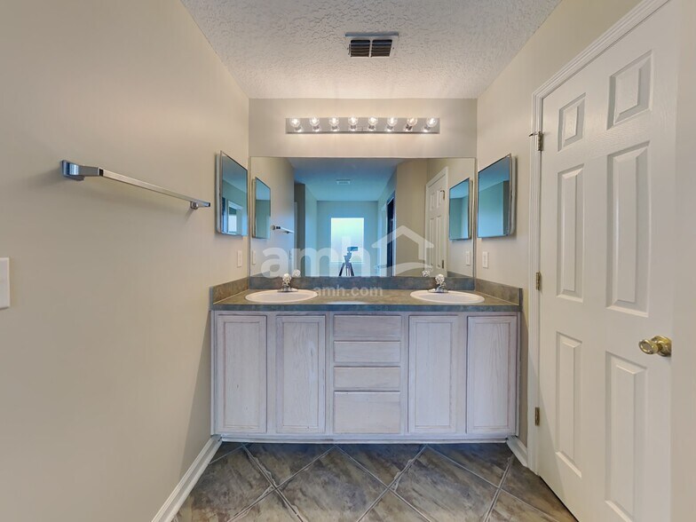 Building Photo - 3171 Highland Grove Dr