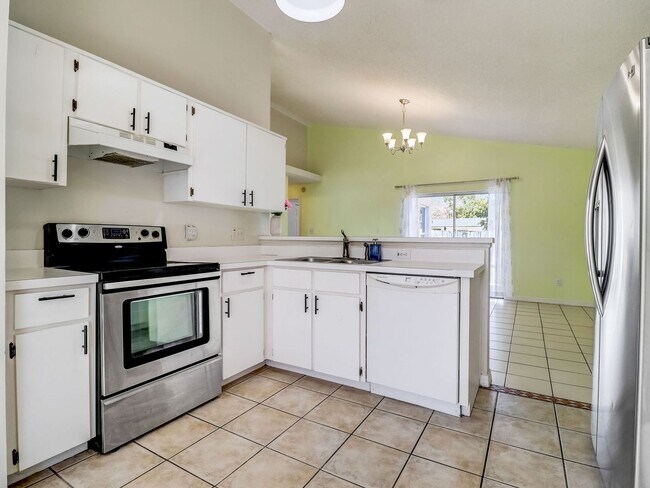 Building Photo - Beautiful 3-bedroom 2-bathroom house in th...