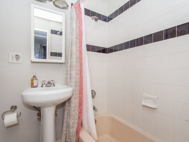 Building Photo - 19 Aberdeen St