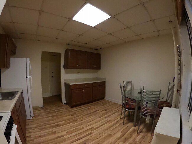 Building Photo - 901 Grand Ave