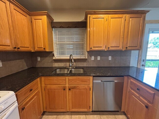 Building Photo - Awesome 3 bed/2bath/2 car Split floor plan in Southfork III!