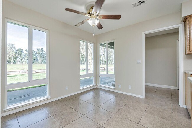 Building Photo - 25265 Carlsbad Ave