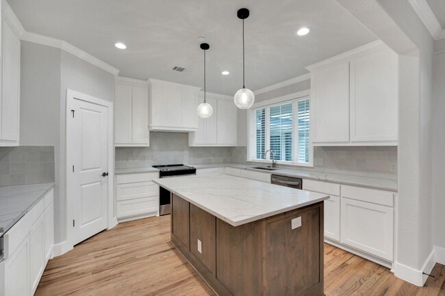 Building Photo - 500 Woodside Trl