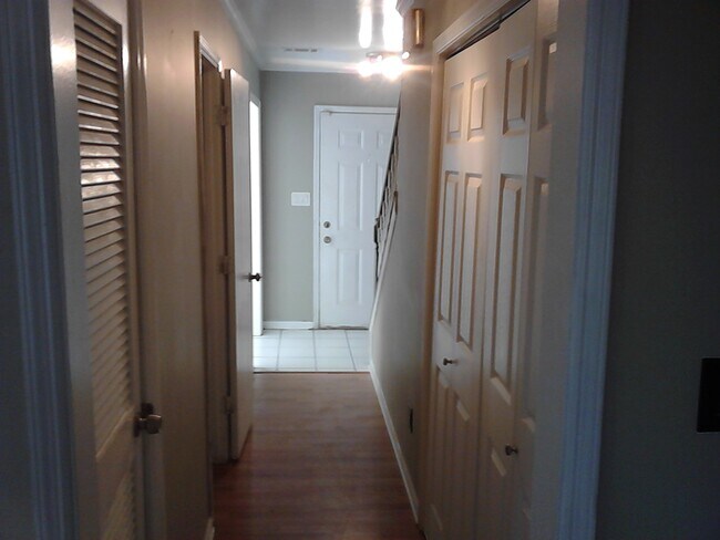 Building Photo - 8000 Woodlake Dr