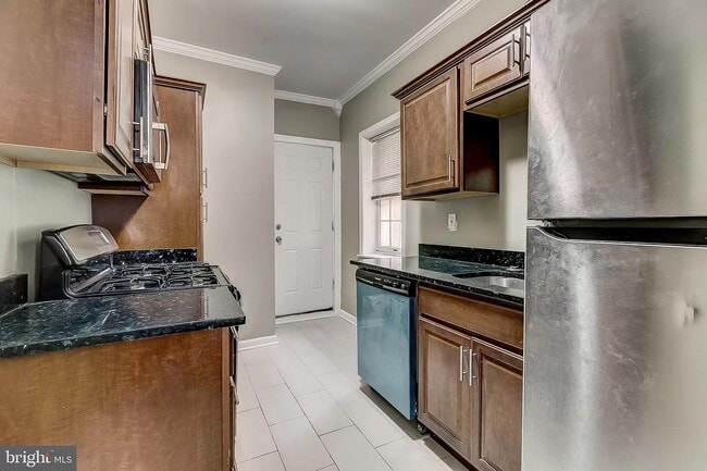 Building Photo - 915 W Lombard St