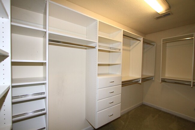 Building Photo - 2120 Benomi Dr