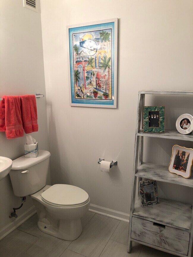 half bath - 645 N Kingsbury St