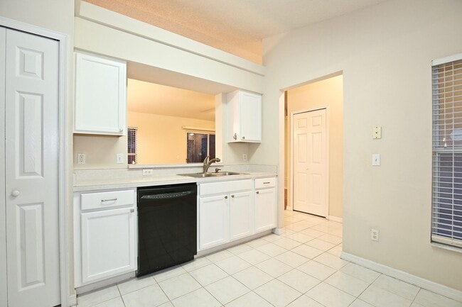 Building Photo - Spacious 3/2 Home with a 2 Car Garage Located in Lake Crescent Pines - Clermont