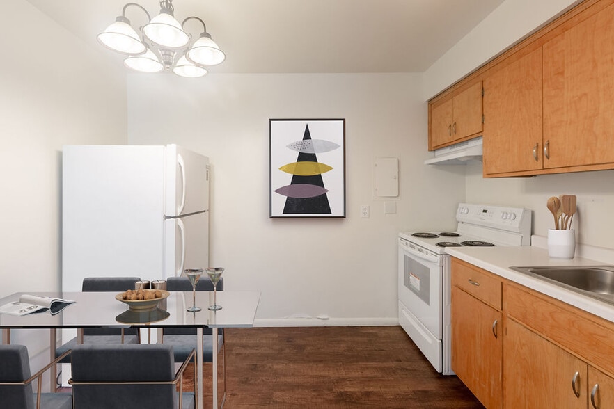 Building Photo - 242 West Franklin Ave