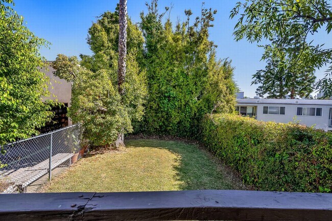 Building Photo - Stunning Townhome Style 2 bedroom with washer/dryer!