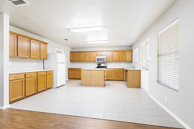 Building Photo - Well-Maintained 3-Bedroom Home – Ideal for Students & Professionals!