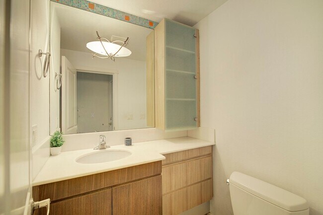 Building Photo - 2bd/1.75ba Bellevue Condo