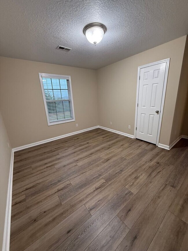 Building Photo - Great Home in Convenient Halls Location