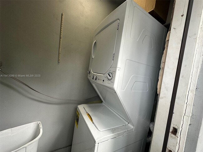 Building Photo - 307 SW 10th Ave