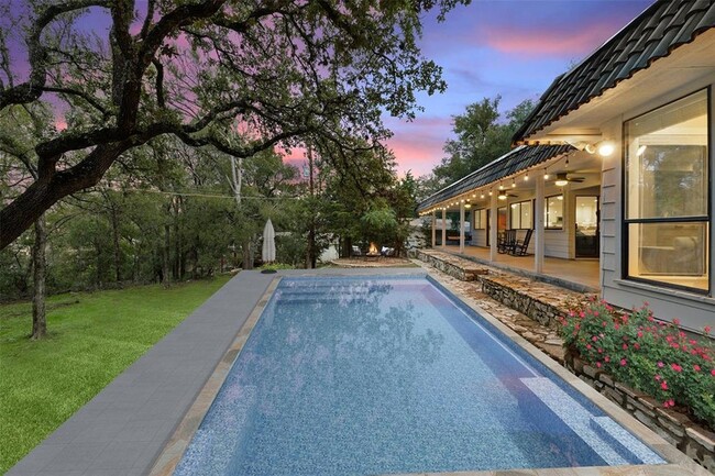 Building Photo - 113 Comet