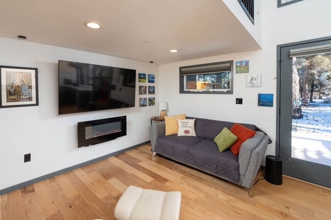 Building Photo - Hiatus Hideaway #3 - Close to Old Mill - S...
