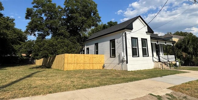 Building Photo - 1159 San Bernard St
