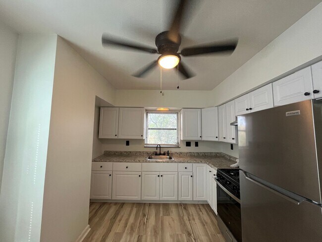 Building Photo - Updated 3 Bedroom Duplex