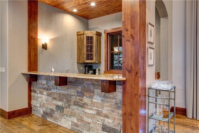 Building Photo - 5440 Cove Hollow Ln