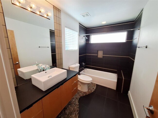 Building Photo - 607 Peacock Ln