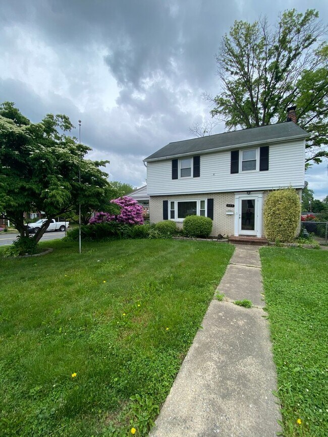 Building Photo - Beautiful 3 Bedroom House with Large Fence...