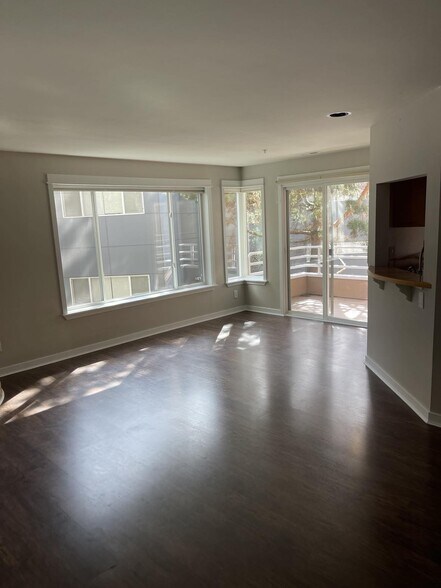 Building Photo - 622 6th Ave W