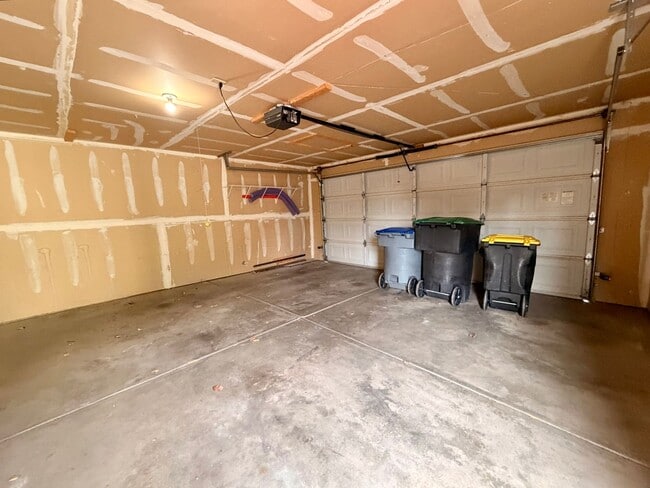 Building Photo - 5-Bed, 2.5-Bath Home Near MacIntosh Lake with Hardwood Floors, Gas Fireplace, and Finished Basement