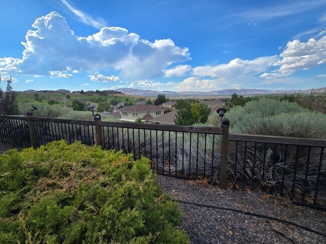 Building Photo - Beautiful single story home with over 1600...