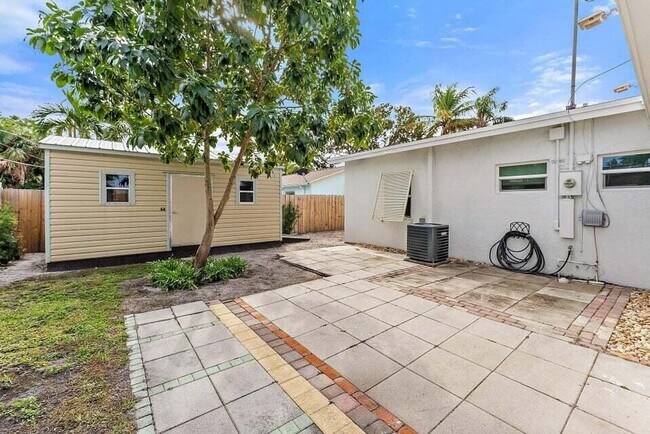 Building Photo - 513 E Whitney Dr