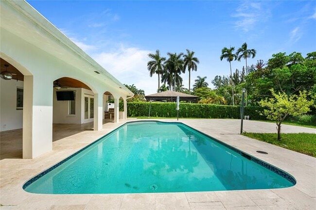 Building Photo - 1120 E Tropical Way