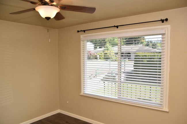 Building Photo - Updated 2 Bed 1 Bath on Large lot with Fenced Backyard and detached Garage!