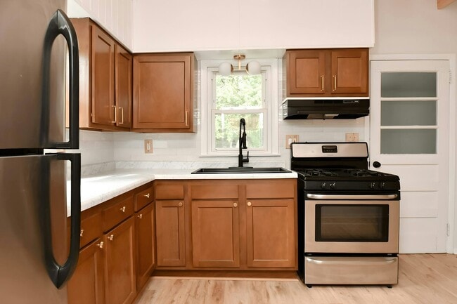 Building Photo - 1431 E Rouse Ave