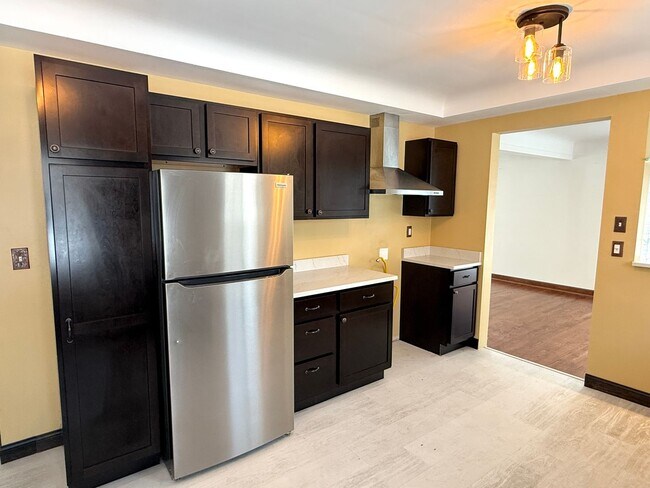 Building Photo - Move-In Ready 2 bedroom, 1.5 bathroom Home in Livonia