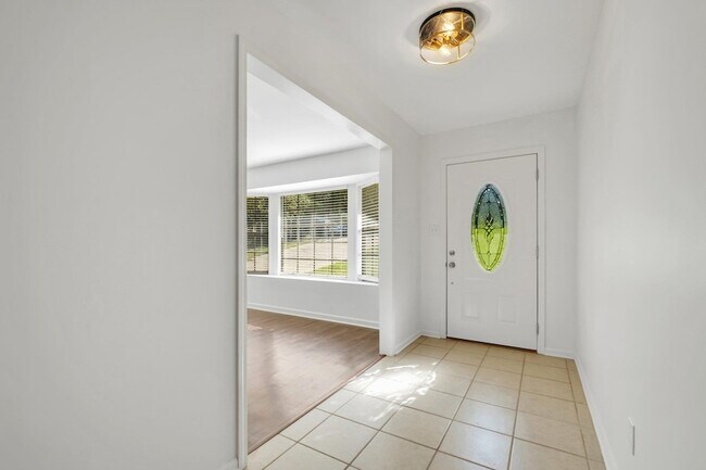 Building Photo - 890 Richardson Rd