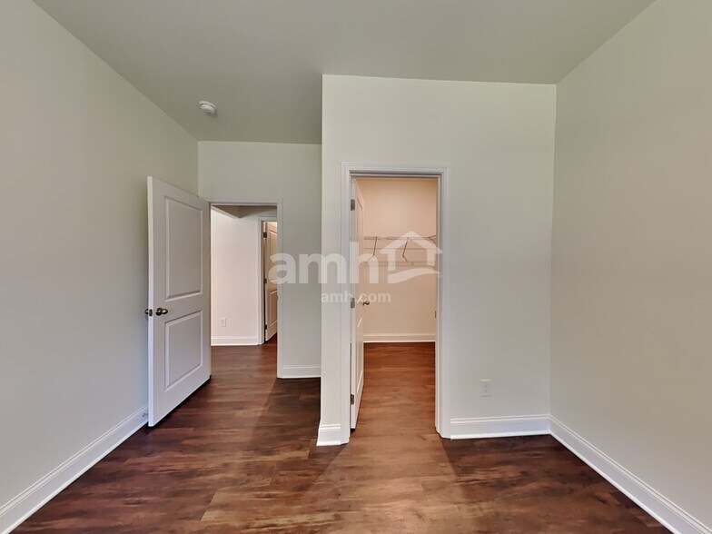 Building Photo - 639 Carnaby Ln